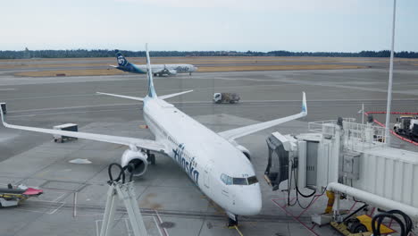 Toma-Aérea-De-Alaska-Airlines-Preparada-Para-Despegar