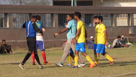 Lokale-Fußballmannschaft-Streitet-Mit-Schiedsrichter-In-Karatschi,-Pakistan