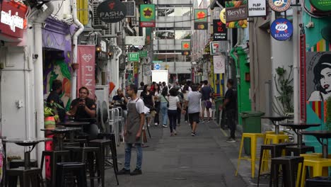 Leute,-Die-In-Freiluftkneipen-In-Der-Haji-Lane,-Singapur,-Spazieren-Gehen-Und-Plaudern