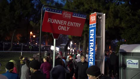 Menge-Von-Marathonläufern-Am-Eingang-Mit-Schild-Nur-Für-Läufer,-Das-Im-Morgengrauen-Hängt