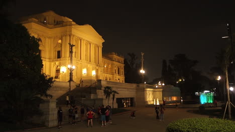 La-Gente-Se-Reúne-En-El-Parque-Público-De-La-Independencia-Frente-Al-Palacio-Del-Museo-Ipiranga,-Por-La-Noche