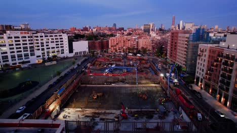 Vista-Aérea-Sobre-Un-Sitio-De-Construcción-De-Gran-Altura,-Tarde-Soleada-En-Brooklyn,-Ny---Inclinación,-Disparo-De-Drones