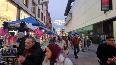 Hyperlapse-Videografie-Ist-Eine-Fototechnik,-Die-Verwendet-Wird,-Um-Zeitraffervideos-Des-Straßenlebens-In-Dublin-Zu-Weihnachten-Zu-Erstellen