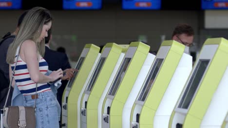 Una-Dama-En-Las-Computadoras-De-Facturación-Del-Aeropuerto-Internacional-De-Brasilia