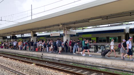 Pasajeros-Saliendo-De-La-Estación-De-Tren-Después-De-Que-El-Tren-Los-Dejara-En-Italia