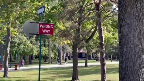 Señalización-De-Camino-Equivocado-Da-Direcciones-Dentro-De-High-Park-Woodland