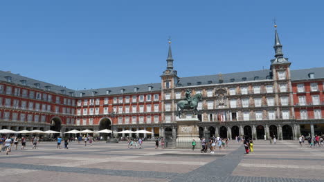 Gente-En-Un-Día-Soleado-En-La-Plaza-Mayor-De-Madrid,-España