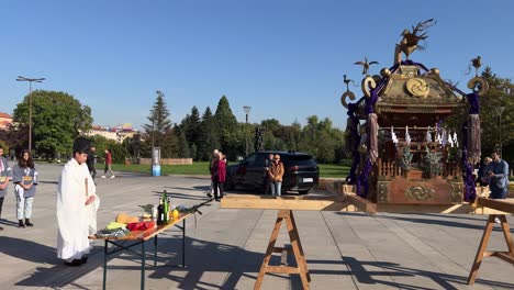 Ceremonia-De-Purificación-Y-Oración-Mikoshi-Antes-De-Llevar-El-Santuario-Sintoísta-Portátil