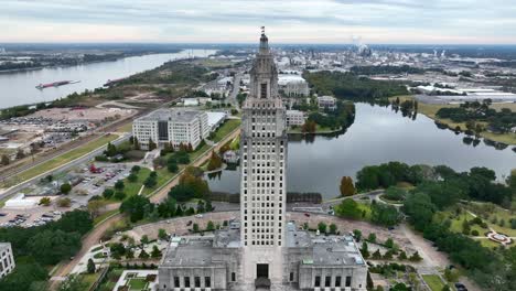 Vista-Aérea-Del-Capitolio-Del-Estado-De-Louisiana-En-Baton-Rouge,-La-Con-El-Río-Mississippi-En-La-Distancia