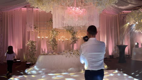 Un-Camarógrafo-Captura-Una-Mesa-De-Boda-Bellamente-Decorada-En-Una-Exposición-De-Bodas