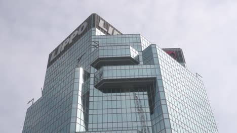 Lippo-Centre,-a-186-m-octagonal-tower-skyscraper-complex-was-designed-by-American-architect-Paul-Rudolph-in-1988-and-is-part-of-the-iconic-Hong-Kong-skyline