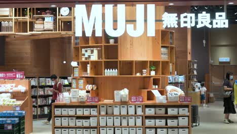 Los-Clientes-Chinos-Son-Vistos-Comprando-En-La-Multinacional-Japonesa-Minorista-De-Ropa-Y-Hogar,-Muji,-Tienda-En-Hong-Kong