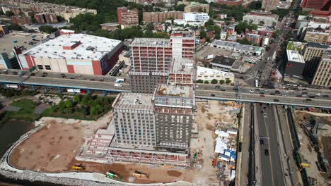 Vista-Aérea-Alrededor-Del-Marco-De-Bronx-Point,-En-Nyc,-Usa---órbita,-Disparo-De-Drone