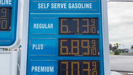 Cartel-Electronico-Con-Precios-A-Gasolinera-Valero