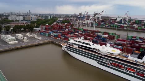 Vorwärtsantenne-Des-Kreuzfahrtschiffes-Im-Industriehafen-In-Buenos-Aires