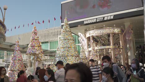 La-Gente-Toma-Fotos-Con-Adornos-Navideños-En-El-Centro-Comercial-De-La-Ciudad-Del-Puerto