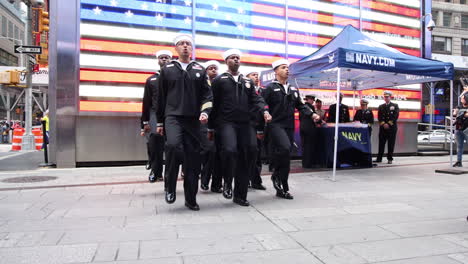 Navy-Matrosen-Marschieren-Neben-Dem-Rekrutierungszelt-Am-Times-Square-In-New-York