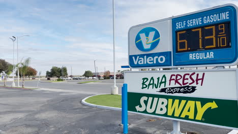 Panorámica-De-La-Cámara-Desde-El-Cartel-Electrónico-Con-Precios-A-La-Gasolinera-Valero