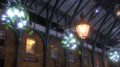 Enormes-Muérdagos-Colgando-Del-Techo-Abovedado-Del-Mercado-Navideño-Cubierto-En-El-Covent-Garden-En-Londres,-Reino-Unido