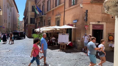 Los-Turistas-Caminan-Por-Las-Calles-Históricas-De-Roma-Italia-Cerca-De-Un-Restaurante-Italiano