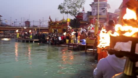 El-Aarti-Vespertino-Del-Río-Sagrado-Ganges-Con-Un-Devoto-Reunido-Para-Un-Video-De-Curioseo-Se-Toma-En-Har-Ki-Pauri-Haridwar-Uttrakhand-India-El-15-De-Marzo-De-2022