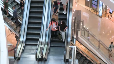 Einzelhandelskäufer-Fahren-Auf-Automatisch-Fahrenden-Rolltreppen-In-Einem-Einkaufszentrum-In-Hongkong