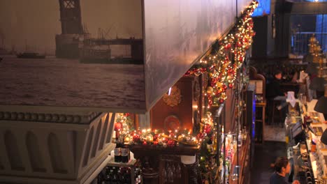 Hermosa-Decoración-Interior-Durante-La-Temporada-Navideña-En-Horniman-Pub-En-Hay&#39;s-Galleria-En-Londres,-Reino-Unido