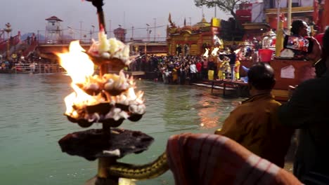 El-Aarti-Vespertino-Del-Río-Sagrado-Ganges-Con-Un-Devoto-Reunido-Para-Un-Video-De-Curioseo-Se-Toma-En-Har-Ki-Pauri-Haridwar-Uttrakhand-India-El-15-De-Marzo-De-2022