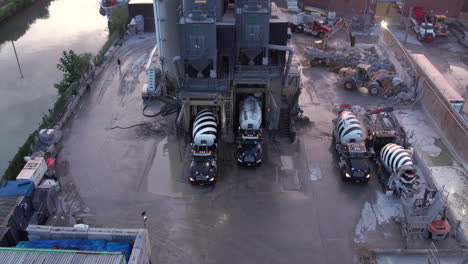 Heavy-Mixers-Trucks-Loading-Concrete-in-Concrete-Ready-Mix-Plant,-Brooklyn,-New-York-USA