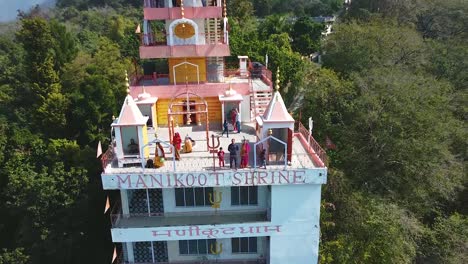 Aislar-El-Templo-Hindú-De-Varios-Pisos-En-Medio-De-Los-Bosques-Desde-Un-ángulo-Diferente-Toma-Un-Video-Aéreo-En-El-Templo-Bhutnath-Rishikesh-Uttrakhand-India-El-15-De-Marzo-De-2022