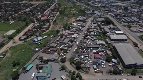 Drohnenvideo-Eines-Geschäftsgebiets-Für-Autoreparaturen-In-Einem-Vorort-Mit-Hoher-Bevölkerungsdichte-In-Bulawayo,-Simbabwe