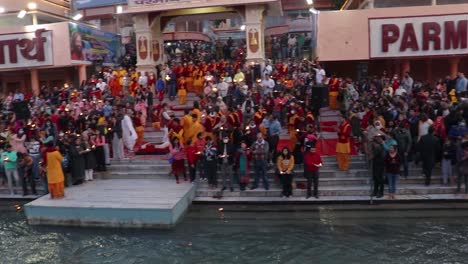 El-Aarti-Vespertino-Del-Río-Sagrado-Ganges-Con-Un-Devoto-Reunido-Para-El-Video-De-La-Palanca-Se-Toma-En-Parmarth-Niketan-Rishikesh-Uttrakhand-India-El-15-De-Marzo-De-2022