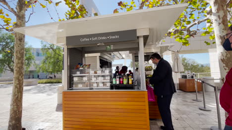 El-Cliente-Compra-Refrescos-En-Un-Carrito-De-Café-En-El-Museo-Getty,-Los-ángeles