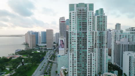 Wolkenkratzer-An-Der-Küste-Von-Miami-Entlang-Des-Biscayne-Boulevard-In-Der-Nähe-Des-Bayfront-Park