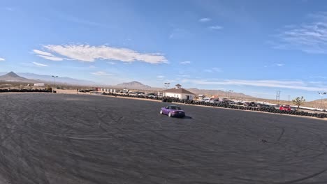 Performance-Auto-Auf-Einem-Skid-Pad-Auf-Dem-Apple-Valley-Speedway---Drohnenansicht-Aus-Der-Ersten-Person