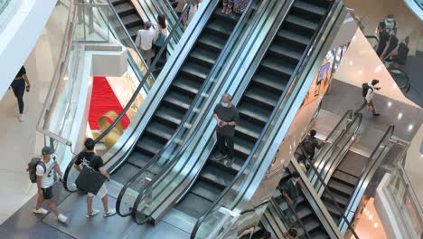 Los-Compradores-Minoristas-Viajan-En-Numerosas-Escaleras-Mecánicas-Móviles-Automáticas-En-Un-Centro-Comercial-De-Alto-Nivel-En-Hong-Kong