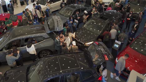 La-Gente-Está-Mirando-Autos-En-Exhibiciones-De-Autos-En-El-Centro-Comercial-De-La-Ciudad-Del-Puerto-De-Hong-Kong