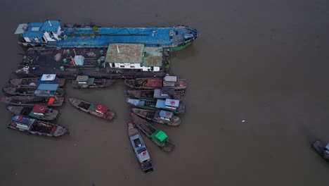 Vista-De-Seguimiento-Aéreo-De-Arriba-Hacia-Abajo-De-Los-Barcos-De-Trabajo-En-El-Paseo-Marítimo-Del-Río-Saigón