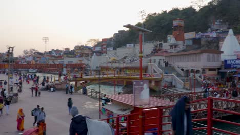 Das-Ganges-Ufer-Mit-Anhängern,-Die-Am-Abend-Aus-Einem-Flachen-Winkel-Gekräht-Sind,-Wurde-Am-15.-März-2022-In-Har-Ki-Pauri-Haridwar-Uttrakhand,-Indien,-Aufgenommen