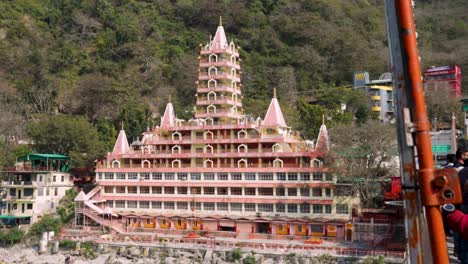 Antiguo-Templo-Hindú-De-Varios-Pisos-En-El-Día-Desde-Un-Video-De-ángulo-Plano-Tomado-En-El-Templo-Trimbakeshwar-Lakshman-Jhula-Rishikesh-Uttrakhand-India-El-15-De-Marzo-De-2022