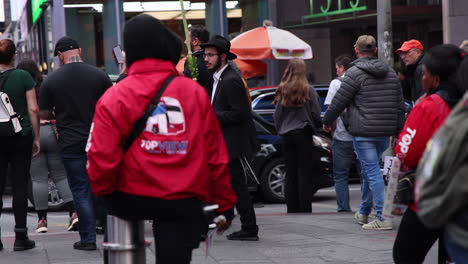 Chassidischer-Prediger-Im-Times-Square,-Der-Zwischen-Menschenmassen-Auf-Und-Ab-Geht