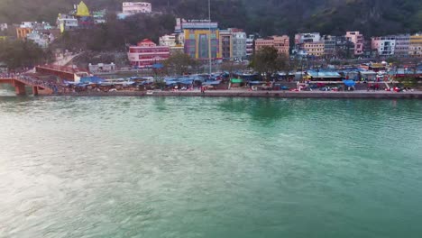 Weite-Sicht-Auf-Das-Stadtgebäude-Am-Flussufer-Des-Heiligen-Ganges-Am-Abendlichen-Luftvideo,-Das-Am-15.-März-2022-In-Har-Ki-Pauri-Haridwar-Uttrakhand-Indien-Aufgenommen-Wurde