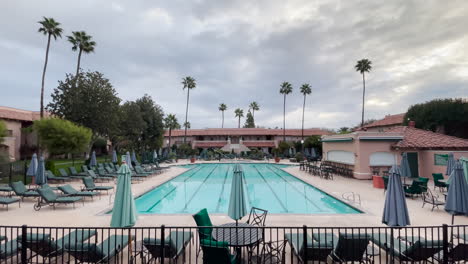 Leerer-Pool-Und-Erholungsgebiet-Im-Freien-Auf-Der-Harris-Ranch-In-Coalinga,-Kalifornien