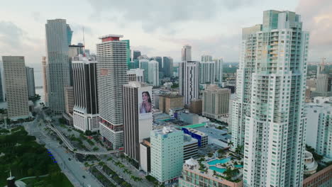 Toma-Aérea-Del-Barrio-Urbano-De-Miami-Con-Edificios-Altos-A-Lo-Largo-De-La-Carretera