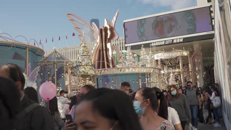 La-Gente-Toma-Fotos-Con-Adornos-Navideños-En-El-Centro-Comercial-De-La-Ciudad-Del-Puerto