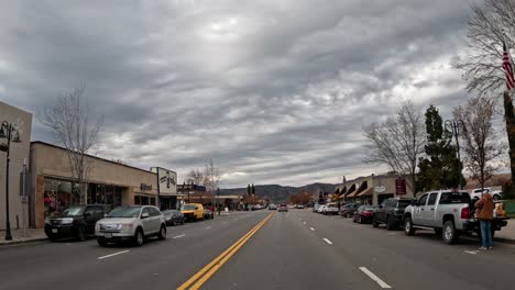 Conduciendo-A-Través-De-Tehachapi,-California-En-Un-Día-Con-Nubes-Dramáticas-Y-Oscuras-En-El-Cielo