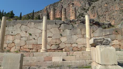 Stoa-De-Atenienses-En-El-Sitio-Arqueológico-De-Delfos-Con-Montañas-En-Segundo-Plano.