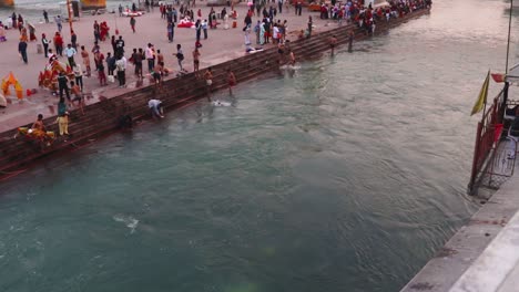 La-Orilla-Del-Río-Ganges-Con-Un-Devoto-Cantó-Al-Anochecer-Desde-Un-Video-De-ángulo-Plano-Tomado-En-Har-Ki-Pauri-Haridwar-Uttrakhand-India-El-15-De-Marzo-De-2022