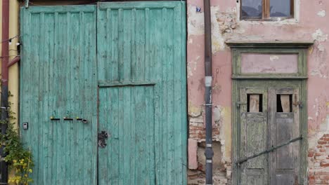 Antiguas-Puertas,-Puertas-Y-Vistas-Al-Edificio