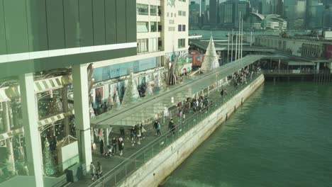 People-take-photos-with-Christmas-decorations-at-Harbour-city-mall